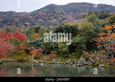 Blick auf den Garten und den See mit Herbstfarben, ursprünglich erstellt von Musō Soseki, der Tenryū-ji Zen-buddhistischen Tempel, Kyoto, Japan Stockfoto