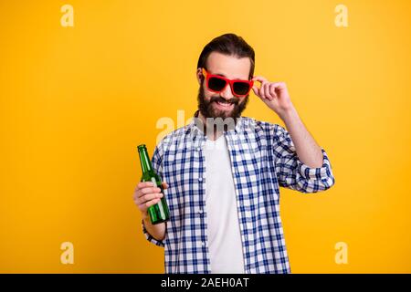 Porträt Seiner er schöne attraktive funky zuversichtlich Heiter Heiter bärtigen Kerl tragen kariertes Hemd berühren Specs trinken Trinken isoliert über Stockfoto