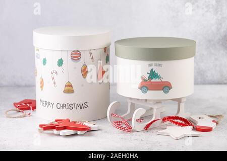 Geschenkboxen und Weihnachten Spielzeug auf weißer Tisch, urlaub Konzept Stockfoto