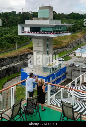 Anzeigen von Agua Clara Schlösser Control Tower (Torre de Control). Der Passagiere des Kreuzfahrtschiffes genießen den Blick von Agua Clara Schlösser Stockfoto