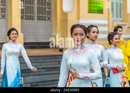 Ho Chi Minh City/Vietnam - 03. März 2019: Diese jungen Frauen tragen 'Ao Dai". 'Ao Dai" sind traditionelle Kleidung von Vietnam. Das Mädchen vor sieht Naug Stockfoto