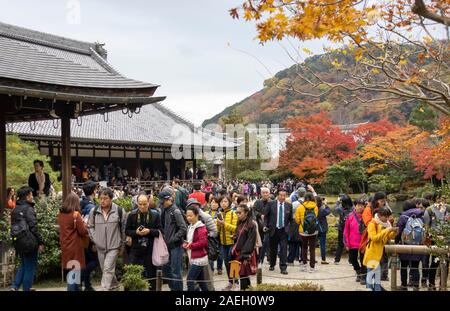 Massen von Touristen an der Tenryū-ji Zen-buddhistischen Tempel, Kyoto, Japan Stockfoto