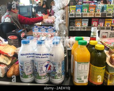 Elemente auf einem Förderband, Supermarkt, Lyon, Frankreich Stockfoto