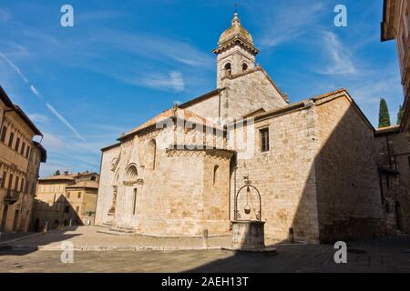 San Quirico Kirche am sonnigen Morgen in San Quirico d'Orcia Provinz Siena, Toskana, Italien Stockfoto