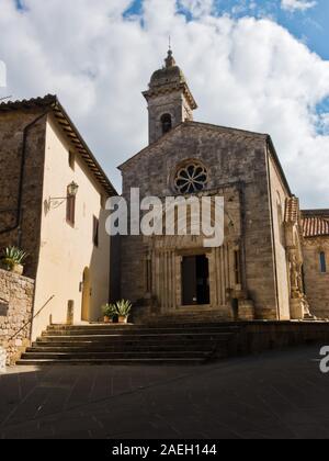 San Quirico Kirche am sonnigen Morgen in San Quirico d'Orcia Provinz Siena, Toskana, Italien Stockfoto