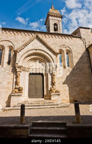 San Quirico Kirche am sonnigen Morgen in San Quirico d'Orcia Provinz Siena, Toskana, Italien Stockfoto