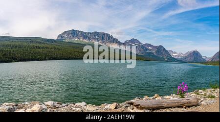 Lake Sherburne ist ein Reservoir von Lake Sherburne Damm im Many Glacier Region des Glacier National Park in Montana gebildet. Stockfoto