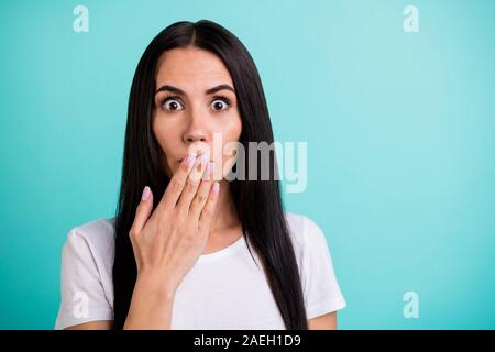 Nahaufnahme Foto von Crazy Girl in stupor Anhörung unglaublich schlechten fake News über ihren Mund mit der Hand isoliert leuchtend blaugrüne Farbe Hintergrund Stockfoto