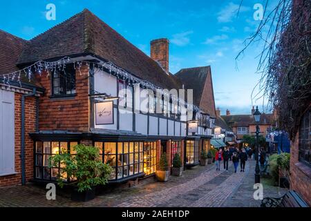 Weihnachtsbeleuchtung in der Dämmerung in Lion & Lamb Yard, Farnham, Surrey, Großbritannien Stockfoto