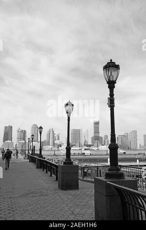 City Park Esplanade, New York und Jersey City Skyline in Schwarzweiß Stockfoto