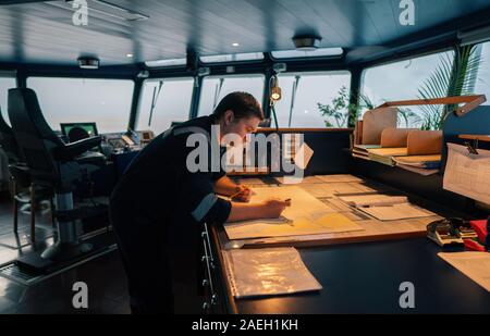 Marine nautischer Offizier während nautische Wachoffiziere auf Brücke Stockfoto