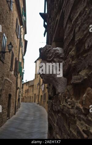 Architektonische Details an engen, gewundenen Straßen von voltera in der Toskana, Italien Stockfoto