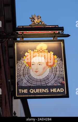 The Queens Head Pub anmelden, Farnham, Surrey, Großbritannien Stockfoto