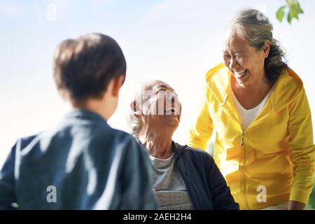 Asiatische Großvater Großmutter und Enkel Spaß draußen im Park Stockfoto