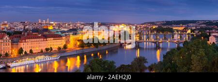 Brücken über die Moldau in Prag, Tschechien. In der Nacht fotografiert von oben. Stockfoto