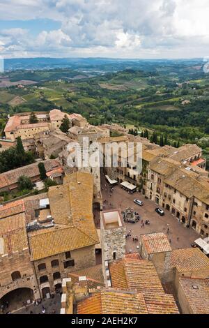 Panorama Blick auf die Stadt und die umliegende Landschaft von den Türmen von San Gimignano in der Toskana, Italien Stockfoto