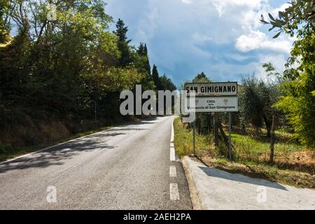 Wandern auf einer Straße am Eingang der Stadt San Gimignano in der Toskana, Italien Stockfoto