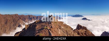 Die Berge Gipfel rund um Roque de Los Muchachos auf La Palma, Kanarische Inseln, Spanien über den Wolken. Stockfoto