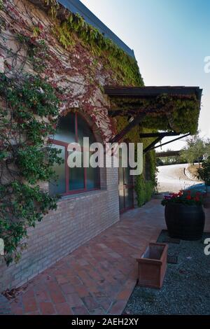 Eingang zum Keller auf einem Bauernhof in der Toskana, in der Nähe von San Gimignano, Italien Stockfoto