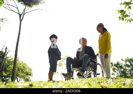 Asiatische Großvater Großmutter und Enkel Spaß draußen im Park Stockfoto