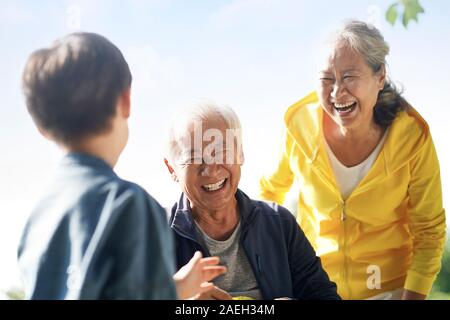 Asiatische Großvater Großmutter und Enkel Spaß draußen im Park Stockfoto