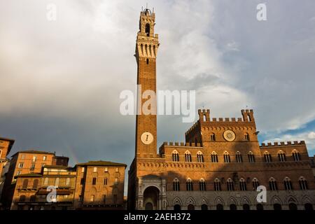 Torre del Mangia, Clock Tower der Stadt Halle auf der Piazza del Campo in Siena, Toskana, Italien Stockfoto