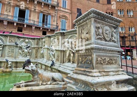Fonte Gaia oder Brunnen der Freude an der Piazza del Campo in Siena, Toskana, Italien Stockfoto