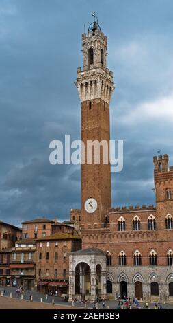 Torre del Mangia, Clock Tower der Stadt Halle auf der Piazza del Campo in Siena, Toskana, Italien Stockfoto