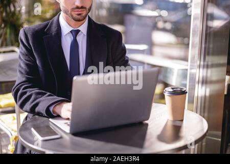 Art junge Unternehmer vor seinem Laptop Stockfoto