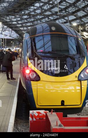 Liverpool, Großbritannien. 9 Dez, 2019. Avanti Westküste am Bahnhof Lime Street Station nach der Übernahme von Virgin Trains der Service von Liverpool nach London Euston laufen zu lassen. Avanti Muttergesellschaft erste Bahn sagte, daß Sie die Frequenz der Züge auf zwei pro Stunde verdoppeln. Credit: ken Biggs/Alamy leben Nachrichten Stockfoto