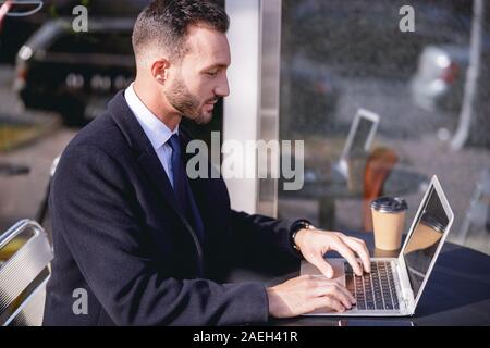 Art junge Unternehmer in semi Position sitzen Stockfoto