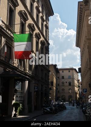 Romantische Gasse mit italienischer Flagge in der Innenstadt von Florenz in der Toskana, Italien Stockfoto
