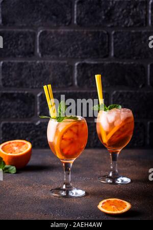 Aperol Spritz, Italienischer Cocktail mit Orange Stockfoto