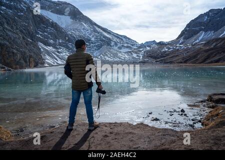 Reisen Fotograf genießen die Milch Seeblick von Yading Park in den Eisberg. Stockfoto