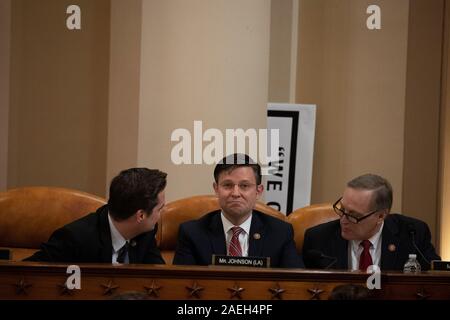 Von rechts nach links, United States Vertreter Matt Gaetz (Republikaner für Florida), US-Vertreter Mike Johnson (Republikaner von Louisiana) und amerikanische Vertreter Andy Biggs (Republikaner aus Arizona) sprechen miteinander während einer öffentlichen Anklage Anfrage Anhörung mit der US-Justiz Ausschuss auf dem Capitol Hill in Washington, DC, am 9. Dezember 2019. Credit: Anna Moneymaker/Pool über CNP/MediaPunch Stockfoto