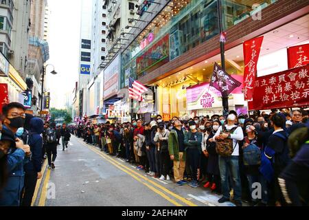 Hongkong, China. 8 Dez, 2019. Hunderttausende von pro-demokratischen friedlich an den Tag der Menschenrechte März vom Victoria Park in Causeway Bay Chater Road an der Zentrale. Credit: Gonzales Foto/Alamy leben Nachrichten Stockfoto