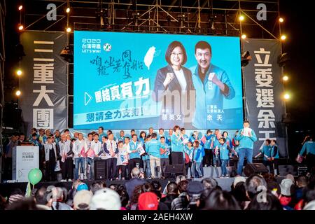 Taiwan Wahl 2020: Taiwan gewinnen. Präsident Kandidat Tsai Sancheong Ing-Wen treffen in Taipei. Mit ihr, die Kandidaten für die Parlamentswahlen, Yu Tian Stockfoto