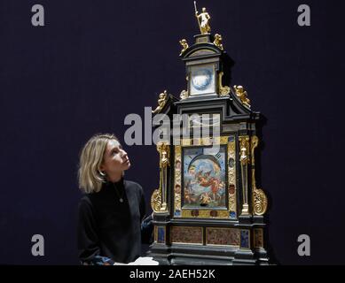 London, Großbritannien. 9 Dez, 2019. Bonhams Fotoshooting statt, die für die feinen Uhren Verkauf. Auf dem Display eine feine und sehr selten, signiert und datiert 17. Jahrhundert Italienische Ebenholz Nacht clock mit eingelegten Hardstone Panels und Patent still Hemmung. Geschätzt auf £ 150.000 - 200.000 £, Kredit: Keith Larby/Alamy leben Nachrichten Stockfoto