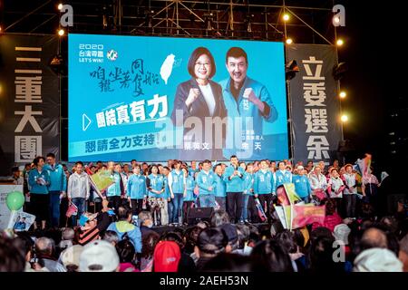 Taiwan Wahl 2020: Taiwan gewinnen. Präsident Kandidat Tsai Sancheong Ing-Wen treffen in Taipei. Mit ihr, die Kandidaten für die Parlamentswahlen, Yu Tian Stockfoto