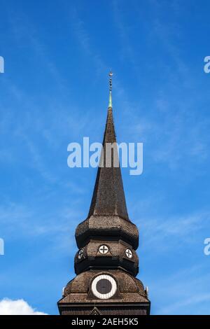 Kirchturm mit schwarzem Holz Schindel an einem blauen Himmel Stockfoto