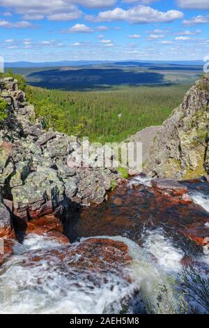 Fluss, der mit einer unglaublichen Landschaft Blick über die Wälder Stockfoto