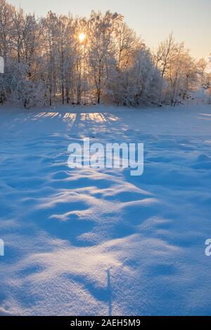 Sonnenuntergang in einer schönen Winterlandschaft Stockfoto