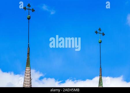 Baum Klee Kirchturm an einem blauen Sommerhimmel Stockfoto