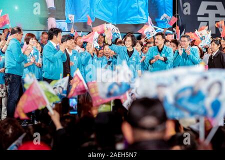Taiwan Wahl 2020: Taiwan gewinnen. Präsident Kandidat Tsai Sancheong Ing-Wen treffen in Taipei. Mit ihr, die Kandidaten für die Parlamentswahlen, Yu Tian Stockfoto