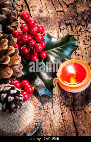 Weihnachtsdekoration mit Mistel und Kerze Stockfoto