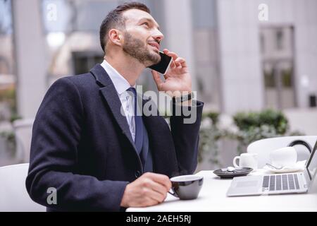 Art männliche Person allein sitzen im Cafe Stockfoto