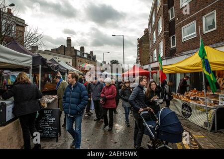 Wimbledon Village Weihnachtsmarkt, Menschen die besondere Weihnachten Farmers Market Teil des jährlichen Weihnachtsmarkt besuchen, West London, England, Großbritannien Stockfoto