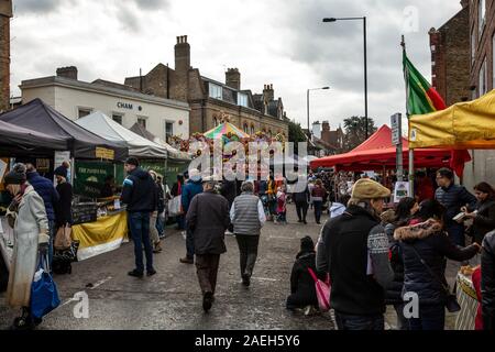 Wimbledon Village Weihnachtsmarkt, Menschen die besondere Weihnachten Farmers Market Teil des jährlichen Weihnachtsmarkt besuchen, West London, England, Großbritannien Stockfoto