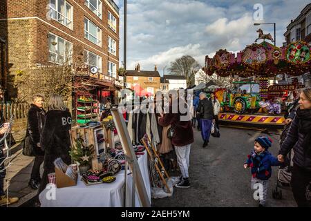 Wimbledon Village Weihnachtsmarkt, Menschen die besondere Weihnachten Farmers Market Teil des jährlichen Weihnachtsmarkt besuchen, West London, England, Großbritannien Stockfoto