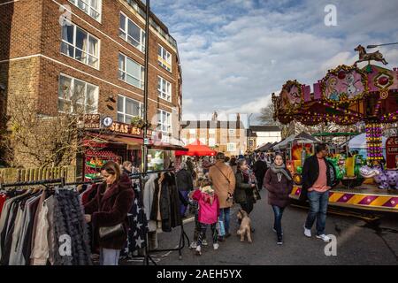 Wimbledon Village Weihnachtsmarkt, Menschen die besondere Weihnachten Farmers Market Teil des jährlichen Weihnachtsmarkt besuchen, West London, England, Großbritannien Stockfoto